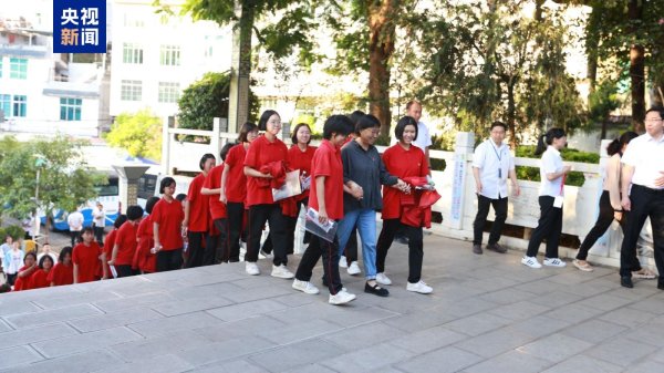 股壹佰 连续15年高考送考，张桂梅的小喇叭再次吹响高考冲锋号